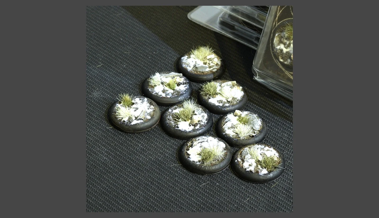 Gamers Grass: Bases: Winter Bases (RoundLip 30mm (x8)